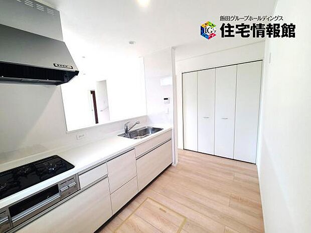 ご家族を見守りながら家事が捗る対面式キッチン。お料理をしながらご家族のサポートも可能です。