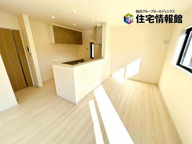 キッチンからリビングが見渡せ、お料理中もご家族の様子を見守れます