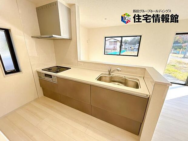 ご家族を見守りながら家事が捗る対面式キッチン。お料理をしながらご家族のサポートも可能です。
