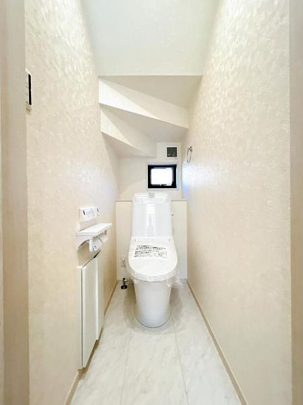 シャワー洗浄機能付のトイレは、清潔感が印象的な空間ですね。