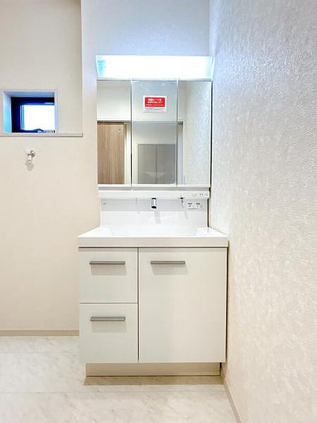 シャワー付き洗面化粧台です。手軽にシャンプーができ、お掃除もしやすいですね。