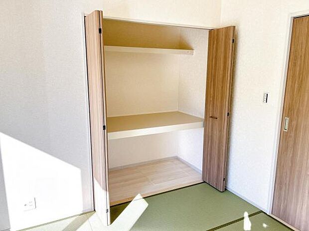 中の物を確認しやすく、取り出しやすい収納スペース。お部屋を広々とお使いいただけます。