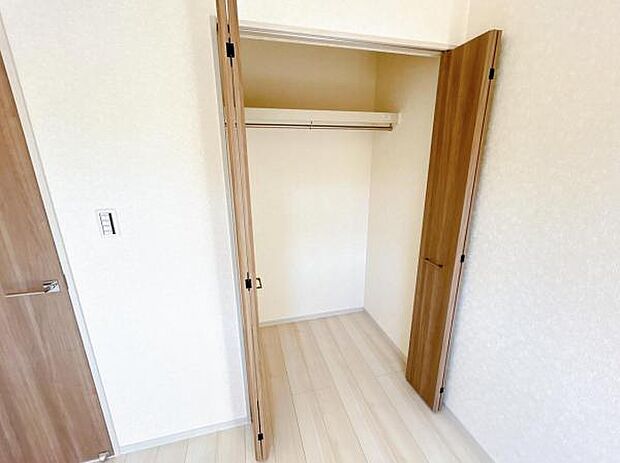 いつでもお部屋をスッキリお使い頂ける収納スペースを設置。