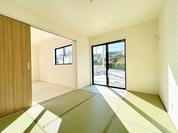 リビングと続き間の和室です。客間、晩酌、家族団らんなど色々使えますね。