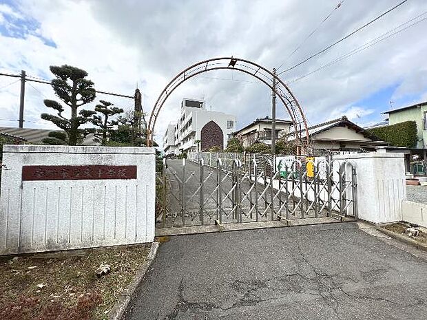 秦野市立東中学校まで約2080m（徒歩26分）