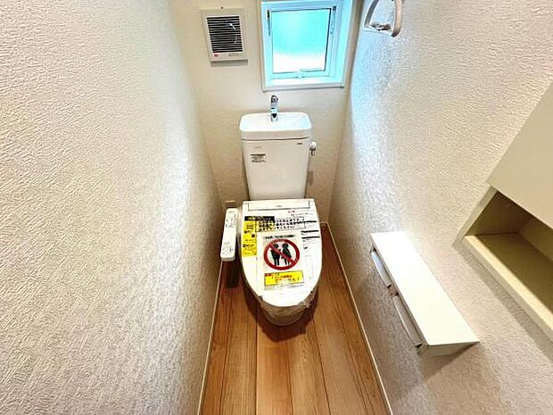 シャワー洗浄機能付のトイレは、清潔感が印象的な空間ですね。