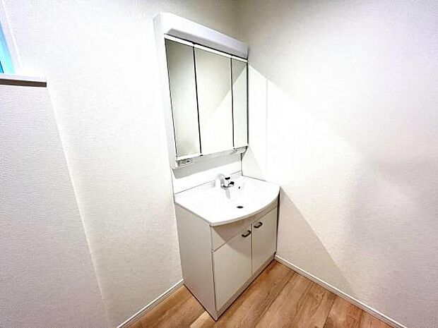 シャワー付き洗面化粧台です。手軽にシャンプーができ、お掃除もしやすいですね。