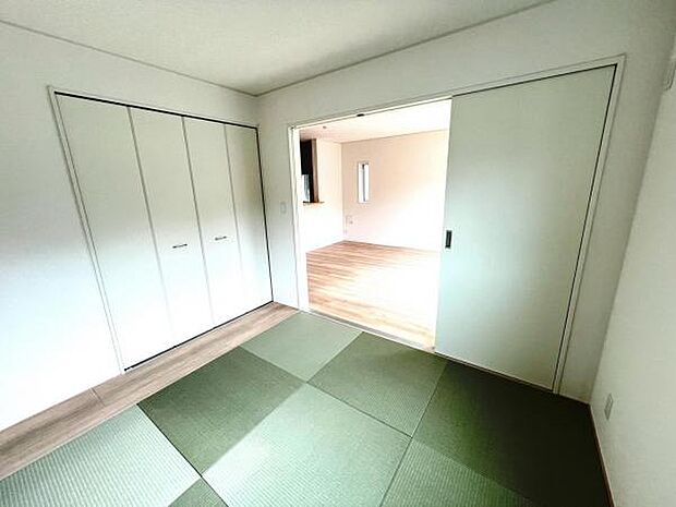 リビングと続き間の和室です。客間、晩酌、家族団らんなど色々使えますね。