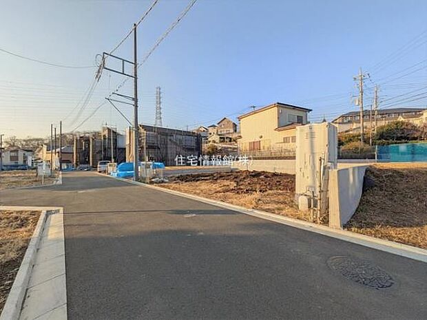 前面道路を含めた現地写真です。