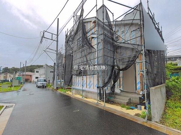 前面道路を含めた現地写真です。