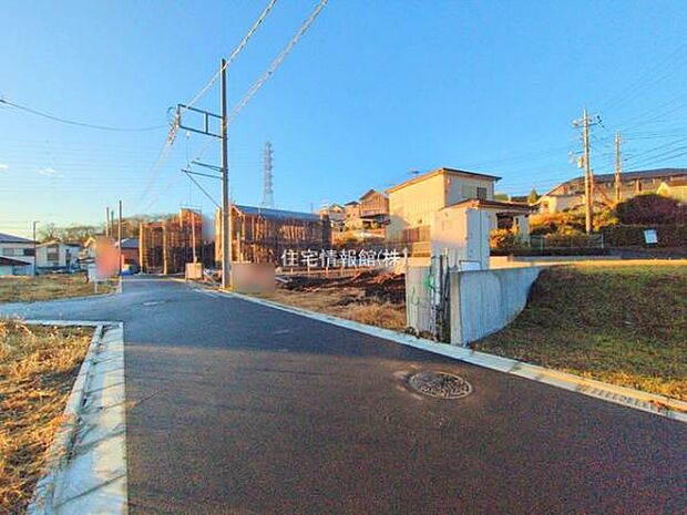 前面道路を含めた現地写真です。