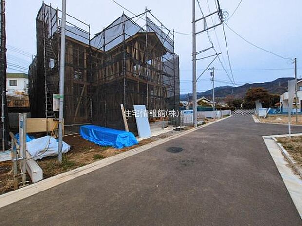 前面道路を含めた現地写真です。