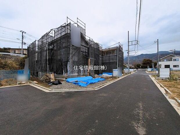 前面道路を含めた現地写真です。