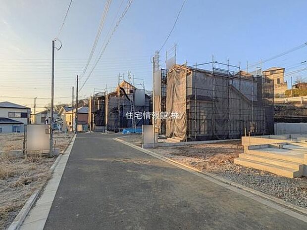 前面道路を含めた現地写真です。