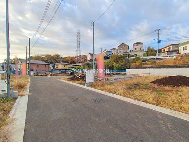前面道路を含めた現地写真です。