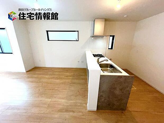 カウンターキッチン越しに会話も楽しめるダイニングキッチン。