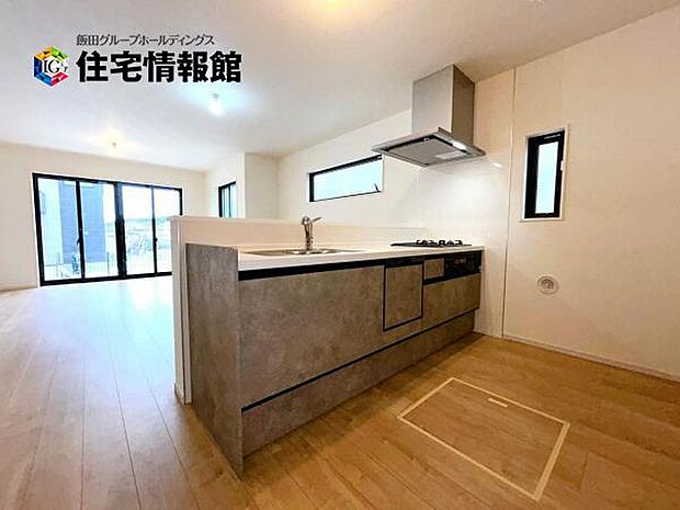 ご家族を見守りながら家事が捗る対面式キッチン。お料理をしながらご家族のサポートも可能です。