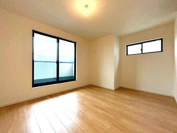 約9.4帖の主寝室スペースです。お子様が小さいうちは一緒に就寝できますね。