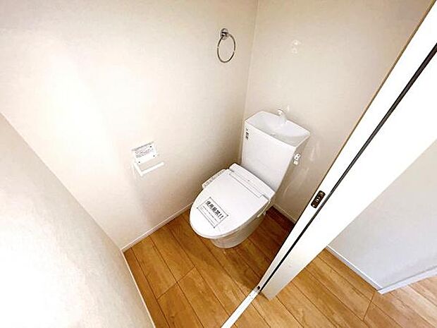 シャワー洗浄機能付のトイレは、清潔感が印象的な空間ですね。