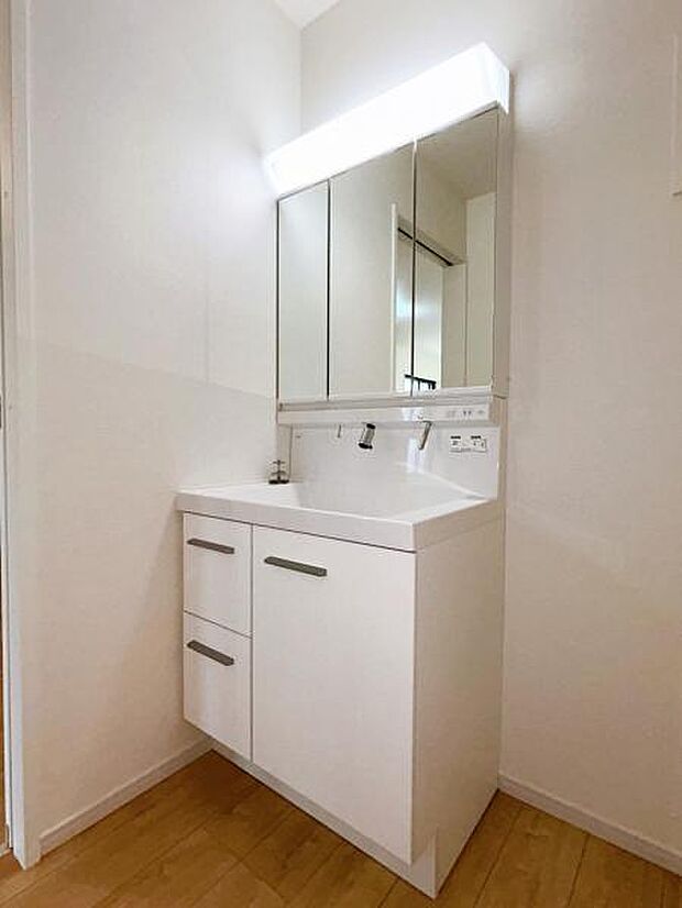 シャワー付き洗面化粧台です。手軽にシャンプーができ、お掃除もしやすいですね。