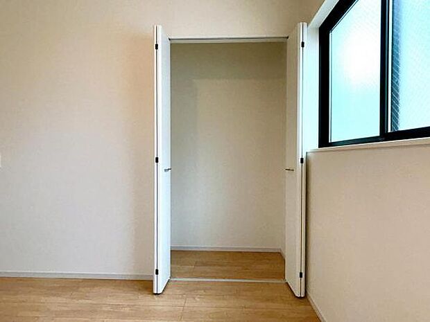 いつでもお部屋をスッキリお使い頂ける収納スペースを設置。