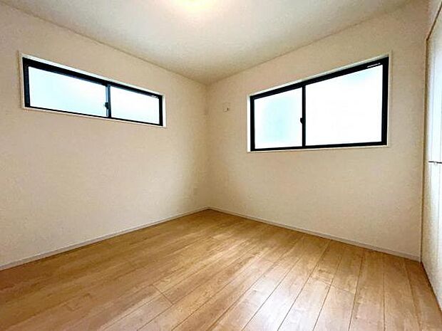 木の温もりが優しいフローリングの収納スペース付き洋室です。