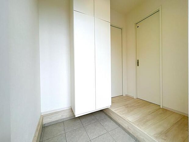 綺麗で明るい玄関でお客様をお迎えいただけます。