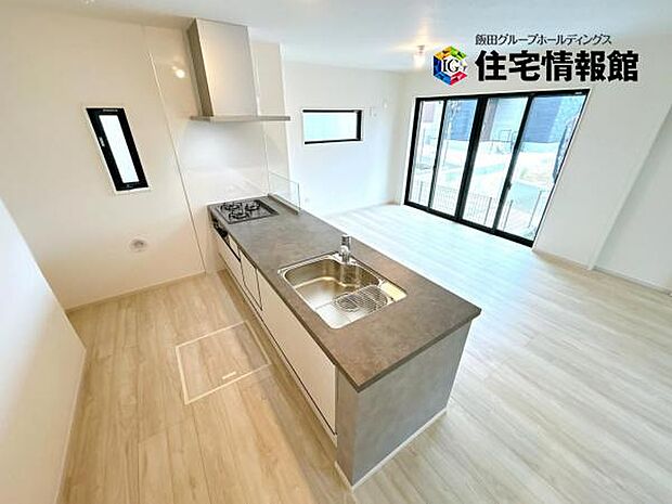 カウンターキッチン越しに会話も楽しめるダイニングキッチン。