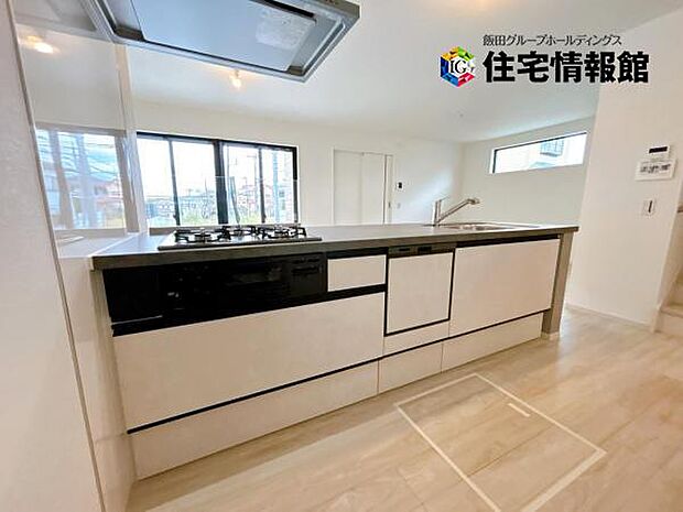 ご家族を見守りながら家事が捗る対面式キッチン。お料理をしながらご家族のサポートも可能です。