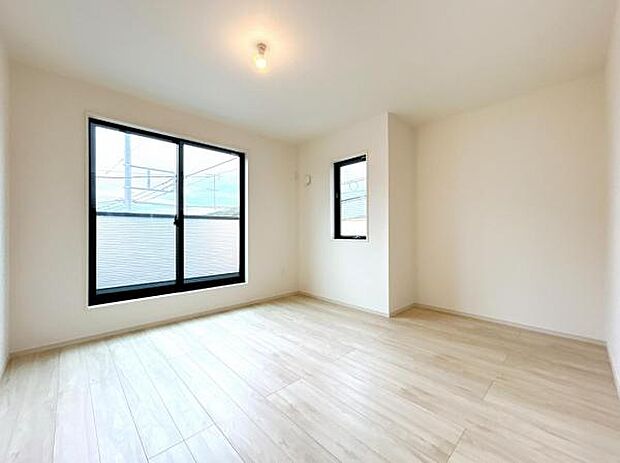 約10.5帖の主寝室スペースです。お子様が小さいうちは一緒に就寝できますね。