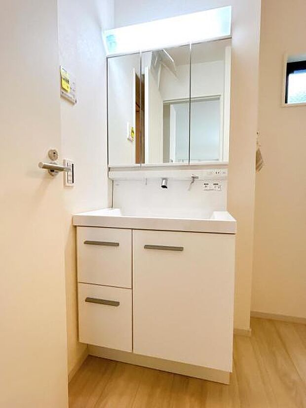 シャワー付き洗面化粧台です。手軽にシャンプーができ、お掃除もしやすいですね。
