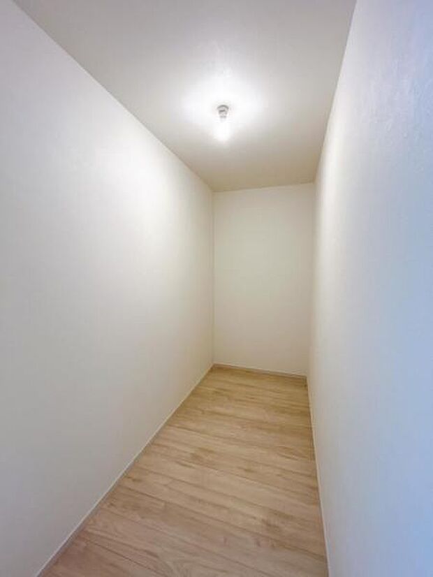 ウォークインクローゼットがあり収納スペースも豊富。季節物もスッキリ片付きそうです。