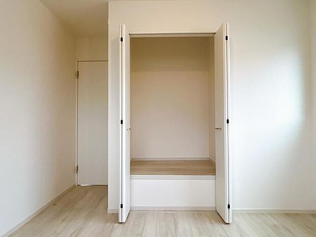 いつでもお部屋をスッキリお使い頂ける収納スペースを設置。