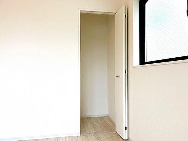 中の物を確認しやすく、取り出しやすい収納スペース。お部屋を広々とお使いいただけます。