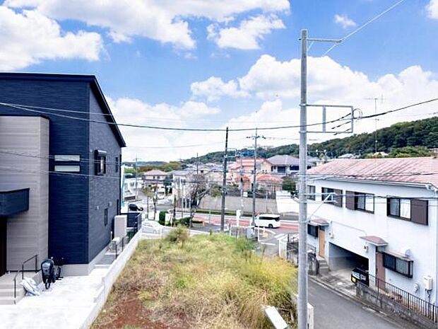 バルコニーからの眺望です。明るい陽射しを浴びながらゆったりと過ごすのも良いですね。