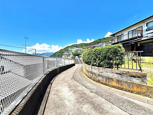 前面道路を含めた現地写真です。ぜひ周辺環境も併せてご覧ください。