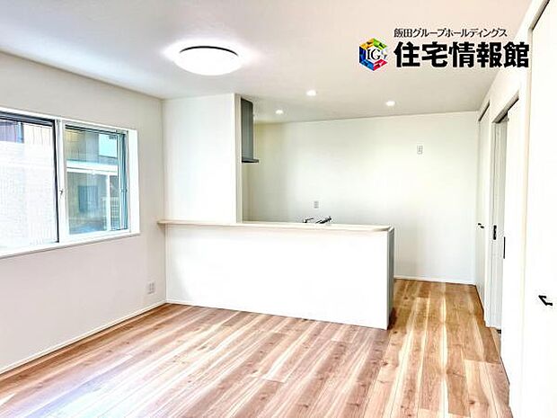 キッチンからリビングが見渡せ、お料理中もご家族の様子を見守れます