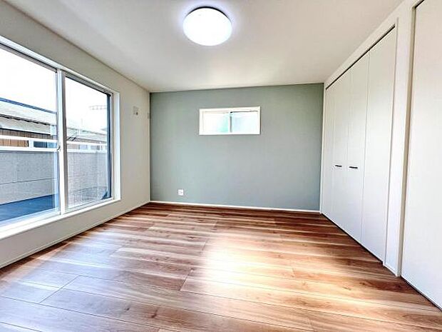 約8帖の主寝室スペースです。お子様が小さいうちは一緒に就寝できますね。