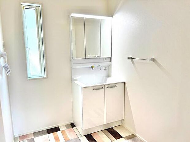 シャワー付き洗面化粧台です。手軽にシャンプーができ、お掃除もしやすいですね。