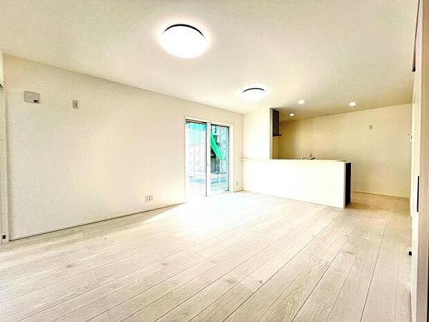 ご家族でゆったり食事が楽しめるダイニングスペースです。