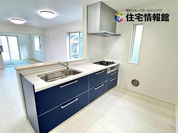 ご家族を見守りながら家事が捗る対面式キッチン。お料理をしながらご家族のサポートも可能です。