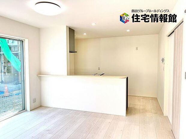 カウンターキッチン越しに会話も楽しめるダイニングキッチン。