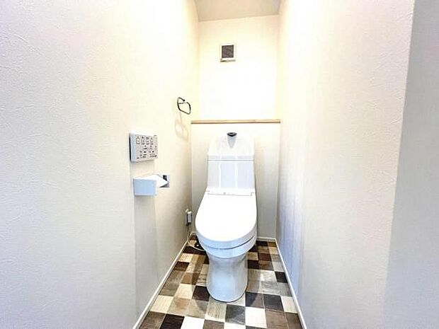 シャワー洗浄機能付のトイレは、清潔感が印象的な空間ですね。