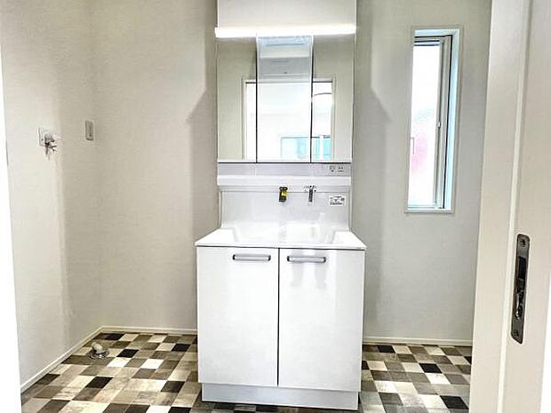 シャワー付き洗面化粧台です。手軽にシャンプーができ、お掃除もしやすいですね。