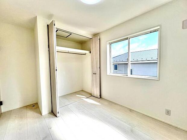 いつでもお部屋をスッキリお使い頂ける収納スペースを設置。