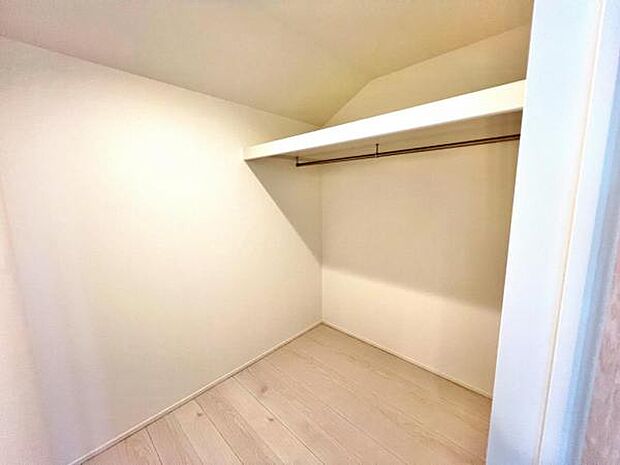 2階ありますファミリークローク(納戸)です、各部屋をスッキリご利用いただけます。
