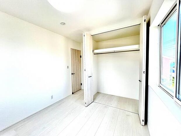 いつでもお部屋をスッキリお使い頂ける収納スペースを設置。