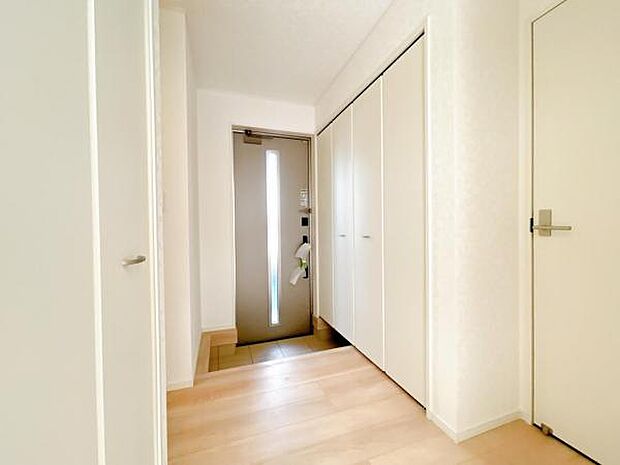 綺麗で明るい玄関でお客様をお迎えいただけます。