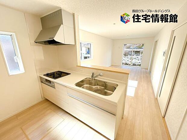 カウンターキッチン越しに会話も楽しめるダイニングキッチン。