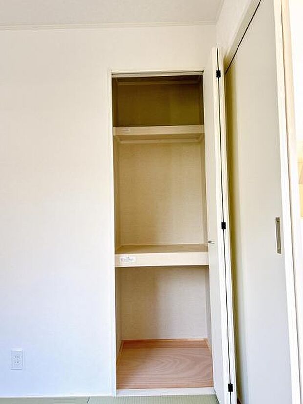 中の物を確認しやすく、取り出しやすい収納スペース。お部屋を広々とお使いいただけます。